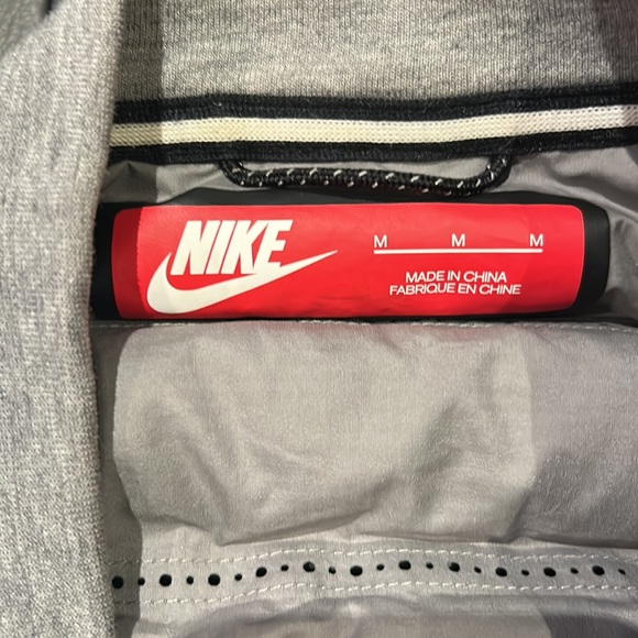 Cropped ladies Nike jacket. Size medium. Two internal and two external pockets. - Picture 6 of 6